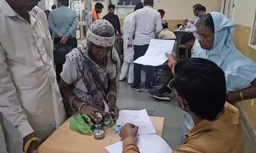 जनसुनवाई में अजब-गजब मामला! बुजुर्ग महिला अनोखी शिकायत लेकर पहुंचीं