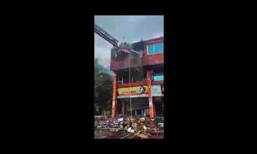 Chandigarh: सेक्टर 20 में कपड़े की दुकान में आग लगी Chandigarh: सेक्टर 20 में कपड़े की दुकान में आग लगी