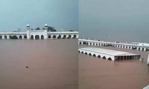 Ravi river में आई बाढ़ से भारत-पाकिस्तान सीमा पर स्थित करतारपुर साहिब गुरुद्वारा का आधा हिस्सा डूबा Ravi river में आई बाढ़ से भारत-पाकिस्तान सीमा पर स्थित करतारपुर साहिब गुरुद्वारा का आधा हिस्सा डूबा