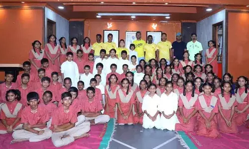 इथियोपियाई धावक Nachiketa तपोवन में बच्चों को प्रेरित करते