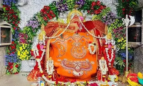 Ganesh Chaturthi 2025: खजराना गणेश को चढ़ाया गया 1 लाख मोदक का महाभोग, सोने का मुकुट Ganesh Chaturthi 2025: खजराना गणेश को चढ़ाया गया 1 लाख मोदक का महाभोग, सोने का मुकुट