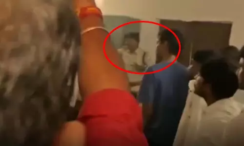 पुलिसवालों के साथ मारपीट का LIVE वीडियो, मचा हड़कंप