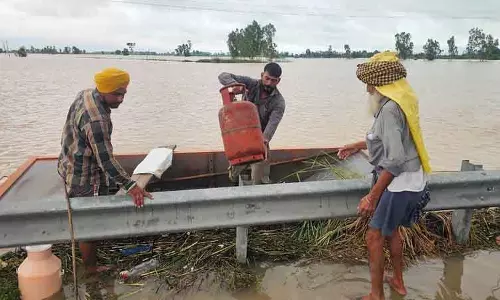 Punjab में बाढ़ की स्थिति गंभीर, रावी, ब्यास और सतलुज नदियां उफान पर Punjab में बाढ़ की स्थिति गंभीर, रावी, ब्यास और सतलुज नदियां उफान पर