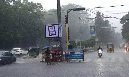 विनायक चतुर्थी पर Hyderabad के इलाकों में भारी बारिश के कारण बिजली गुल, उत्सव में खलल