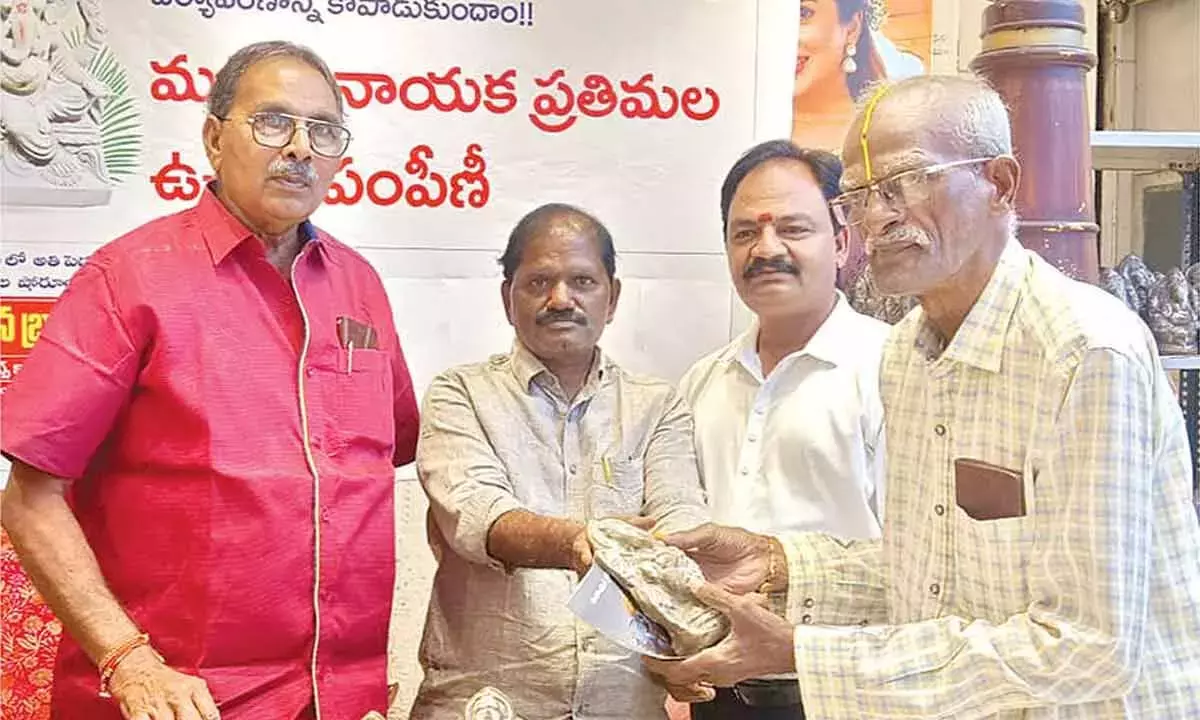 Andhra: चंदना, CMR में मिट्टी की गणेश मूर्तियों का निःशुल्क वितरण