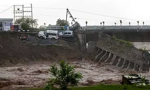 Jammu : वैष्णो देवी मंदिर के पास भूस्खलन से 32 लोगों की मौत Jammu : वैष्णो देवी मंदिर के पास भूस्खलन से 32 लोगों की मौत