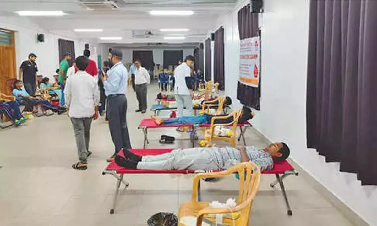 Andhra: डॉ लंकापल्ली बुल्लैया कॉलेज में रक्तदान शिविर आयोजित किया गया