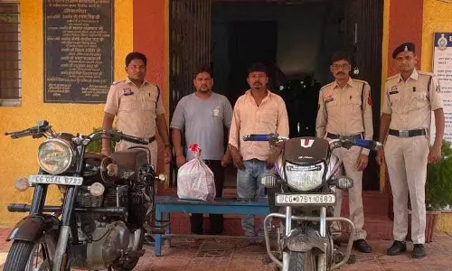 गांजा बेचने और खरीदने वाले गिरफ्तार, बुलेट बाइक जब्त