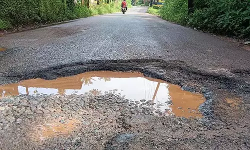 मुंदकुर में सड़क की हालत खराब: गड्ढों ने राज्य राजमार्ग को निगल लिया मुंदकुर में सड़क की हालत खराब: गड्ढों ने राज्य राजमार्ग को निगल लिया