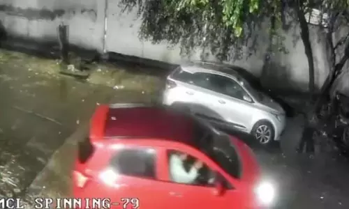कार चला रहे किशोर ने व्यक्ति को 600 मीटर तक घसीटकर मार डाला कार चला रहे किशोर ने व्यक्ति को 600 मीटर तक घसीटकर मार डाला