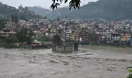 Mandi में यातायात ठप, 333 सड़कें अवरुद्ध, 2,000 वाहन फंसे Mandi में यातायात ठप, 333 सड़कें अवरुद्ध, 2,000 वाहन फंसे