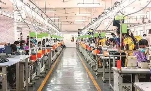 ट्रम्प के टैरिफ लागू होने से रेडीमेड गारमेंट उद्योग का राजस्व आधा रह जाएगा: रिपोर्ट ट्रम्प के टैरिफ लागू होने से रेडीमेड गारमेंट उद्योग का राजस्व आधा रह जाएगा: रिपोर्ट