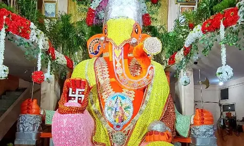 Ganesh Chaturthi 2025: इंदौर में 25 फुट ऊंचे बड़े गणपति को हीरे और पुखराज से सजाया गया Ganesh Chaturthi 2025: इंदौर में 25 फुट ऊंचे बड़े गणपति को हीरे और पुखराज से सजाया गया