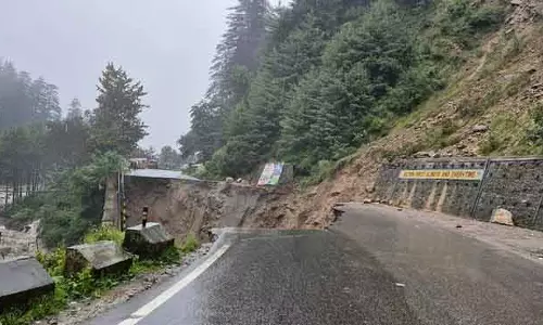 Manali राजमार्ग पर भूस्खलन के कारण लोगों को निकाला गया, सड़कें और पुल क्षतिग्रस्त