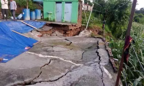 घरों में दरारें, Nalagarh के दो गांव खाली घरों में दरारें, Nalagarh के दो गांव खाली