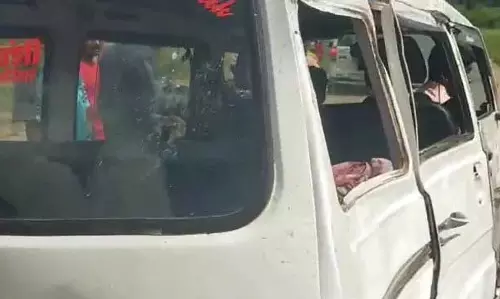 बस ने ओमनी वैन को लिया चपेट में, एक की मौत