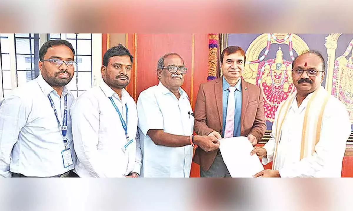 Andhra: IOB ने टीटीडी को स्कैनर दान किया Andhra: IOB ने टीटीडी को स्कैनर दान किया
