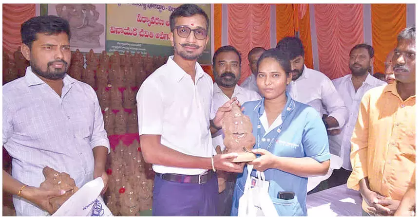 Collector: पर्यावरण संरक्षण के लिए मिट्टी की गणेश मूर्तियों का उपयोग करें