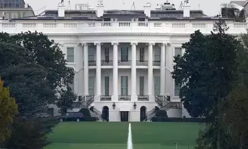 Trump स्मिथसोनियन कलाकृतियों को क्यों निशाना बना रहे हैं और वे क्या दर्शाती हैं?