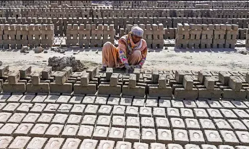 Pakistan के ईंट भट्टा मज़दूर दुर्व्यवहार, ऋण बंधन और हिंसा का शिकार हैं Pakistan के ईंट भट्टा मज़दूर दुर्व्यवहार, ऋण बंधन और हिंसा का शिकार हैं