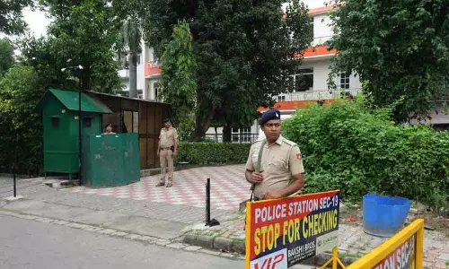 बम की अफवाह के बाद चंडीगढ़ में RSS कार्यालय की घेराबंदी बम की अफवाह के बाद चंडीगढ़ में RSS कार्यालय की घेराबंदी