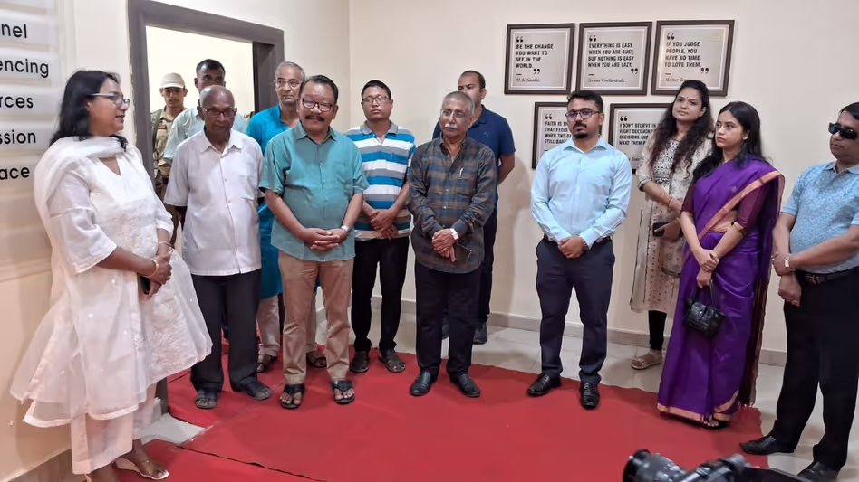 तिनसुकिया डीसी ने 20 लाख रुपये के पीएम पुरस्कार को वातानुकूलित डिजिटल लर्निंग हब में परिवर्तित किया