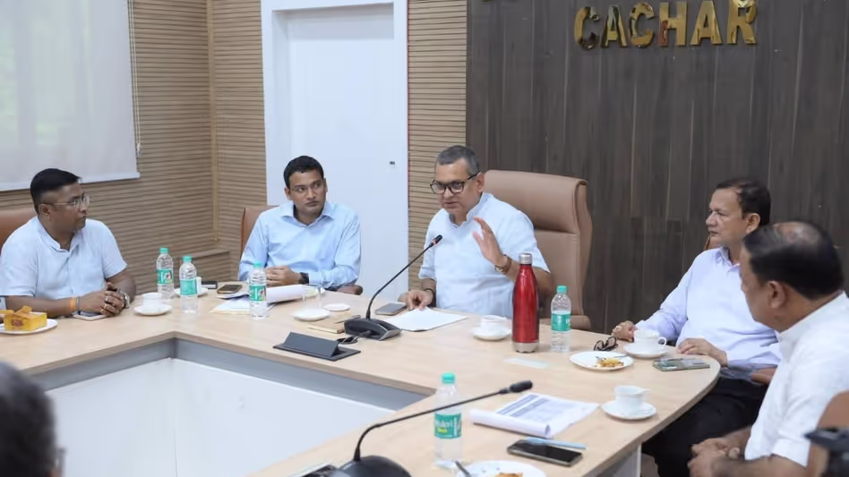 Assam के मंत्री ने हिमंत के सिलचर दौरे से पहले बुनियादी ढांचा परियोजनाओं की समीक्षा की Assam के मंत्री ने हिमंत के सिलचर दौरे से पहले बुनियादी ढांचा परियोजनाओं की समीक्षा की