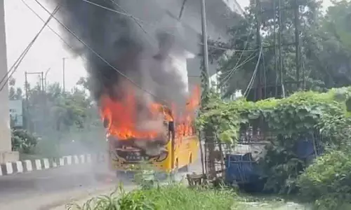 Meerut: स्कूल बस में लगी आग, 17 छात्र बाल-बाल बचे