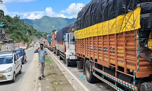 Chandigarh-मनाली राष्ट्रीय राजमार्ग पिछले तीन दिनों से बंद, सैकड़ों मालवाहक वाहन फंसे Chandigarh-मनाली राष्ट्रीय राजमार्ग पिछले तीन दिनों से बंद, सैकड़ों मालवाहक वाहन फंसे