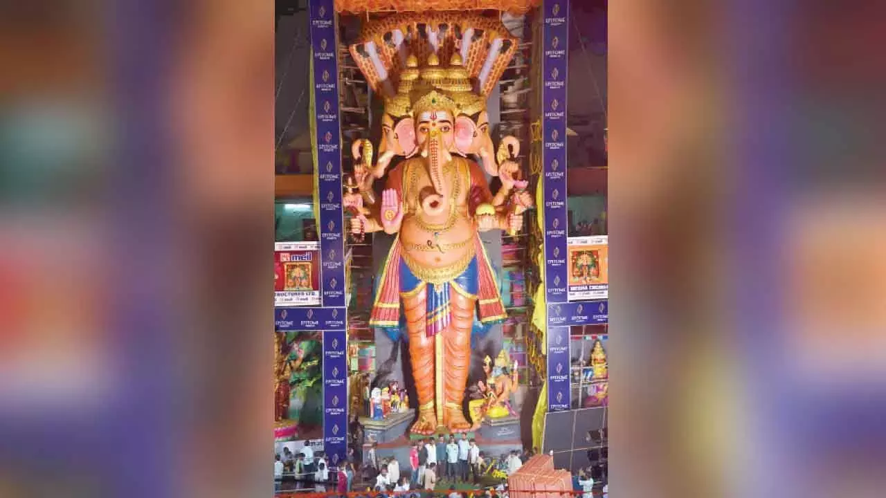 Telangana: खैरताबाद में भव्य बड़ा गणेश आगमन