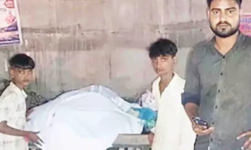Uttar Pradesh: मदद के इंतज़ार में पिता के शव के साथ रहे दो नाबालिग
