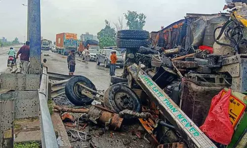 Ludhiana में शेरपुर चौक फ्लाईओवर के पास सेब से लदा ट्रक पलट गया Ludhiana में शेरपुर चौक फ्लाईओवर के पास सेब से लदा ट्रक पलट गया