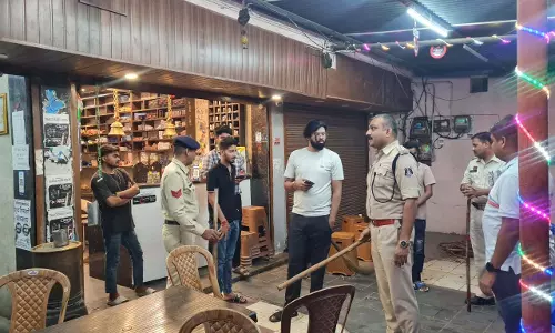 खम्हारडीह पुलिस का सरप्राइज चेकिंग अभियान, नशेबाजों-चाकूबाजों पर शिकंजा, बाइक चोर गिरफ्तार