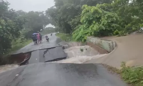 Telangana में भारी बारिश से तीन लोगों की मौत, 12 फंसे