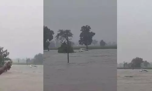 Nagapur में उफनती नदी में चार लोगों के बह जाने की आशंका Nagapur में उफनती नदी में चार लोगों के बह जाने की आशंका