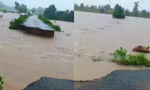 मेडक, Sangareddy में भारी बारिश से सड़कें कट गईं मेडक, Sangareddy में भारी बारिश से सड़कें कट गईं