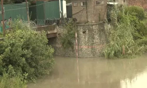 लगातार बारिश के बाद कश्मीर घाटी में बाढ़ जैसे हालात