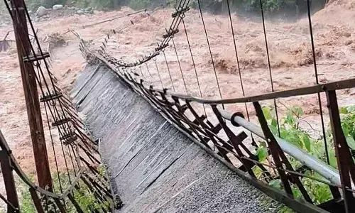 Himachal: गज्ज खड्ड उफान पर, कलसाई सस्पेंशन ब्रिज बह गया Himachal: गज्ज खड्ड उफान पर, कलसाई सस्पेंशन ब्रिज बह गया