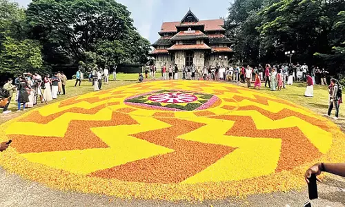 Kerala में ओणम उत्सव की शुरुआत रंगारंग अथचमयम के साथ हुई