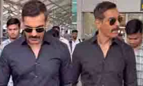 मूंछों में जमे John Abraham, सोशल मीडिया पर मचा धमाल मूंछों में जमे John Abraham, सोशल मीडिया पर मचा धमाल