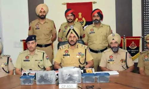 Amritsar: सीमा पार हथियार तस्करी रैकेट का भंडाफोड़, पिस्तौल के साथ 1 गिरफ्तार Amritsar: सीमा पार हथियार तस्करी रैकेट का भंडाफोड़, पिस्तौल के साथ 1 गिरफ्तार