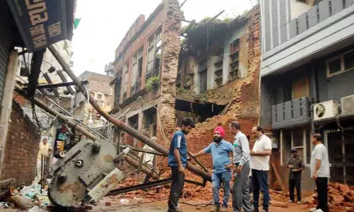 भारी बारिश के बीच Ajnala के मजीठ मंडी में इमारतें ढह गईं, 3 घायल भारी बारिश के बीच Ajnala के मजीठ मंडी में इमारतें ढह गईं, 3 घायल