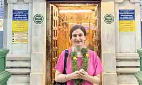 Juhi Babbar: गणेश चतुर्थी पर 500 साल पुराने गणपति मंदिर में दर्शन किए
