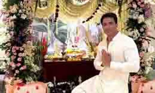 Sonu Sood: हाथ जोड़कर गणपति बप्पा का घर में स्वागत किया Sonu Sood: हाथ जोड़कर गणपति बप्पा का घर में स्वागत किया