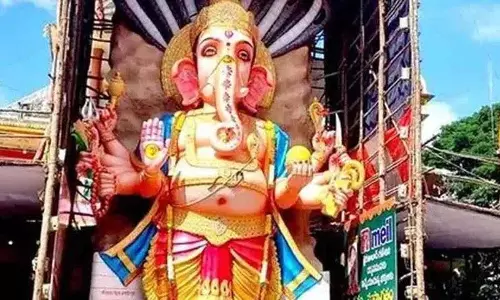 Khairatabad गणेश कतार में गर्भवती महिला ने बच्चे को दिया जन्म