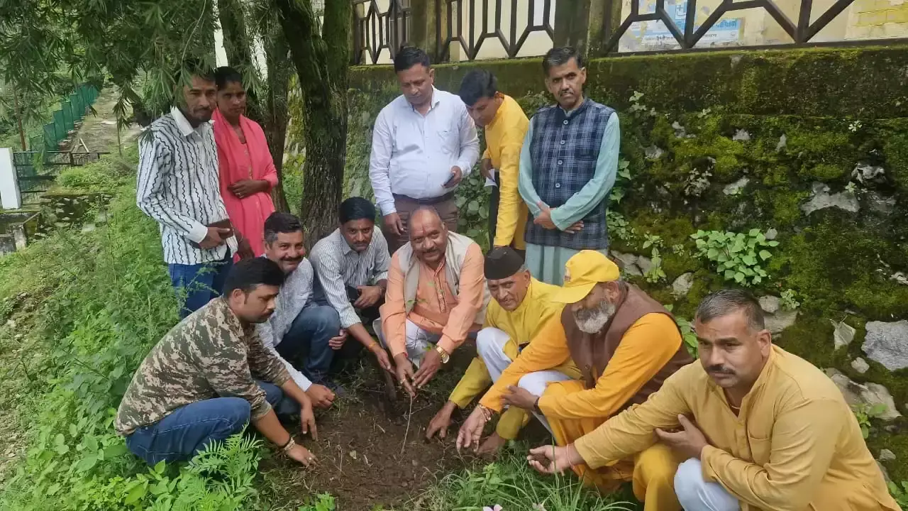 Pauri Garhwal: दिवंगतों की याद में हरियाली का संकल्प