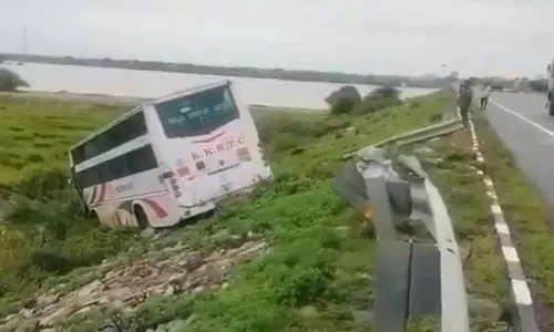 हैदराबाद-बेंगलुरु बस सड़क से उतरी, सभी यात्री सुरक्षित हैदराबाद-बेंगलुरु बस सड़क से उतरी, सभी यात्री सुरक्षित