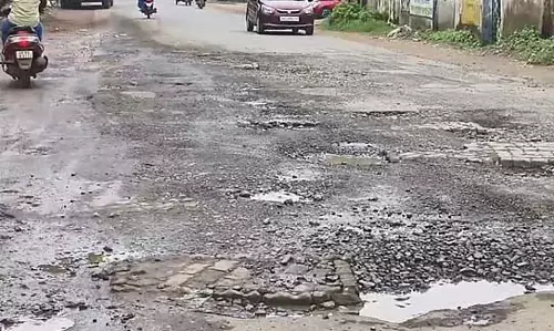 Kotulpur राज्य राजमार्ग 2 खंडहर में; दुर्घटनाएं बढ़ीं, स्थानीय लोग गुस्से में