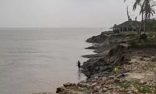 नदी ने सड़क को निगला, ग्रामीण दहशत में