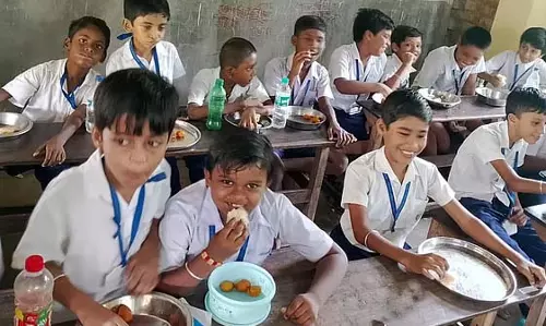 चिलचिलाती दोपहर: ताड़ के पत्ते और पित्ता वृक्ष बच्चों को शांत करने में नाकाम चिलचिलाती दोपहर: ताड़ के पत्ते और पित्ता वृक्ष बच्चों को शांत करने में नाकाम